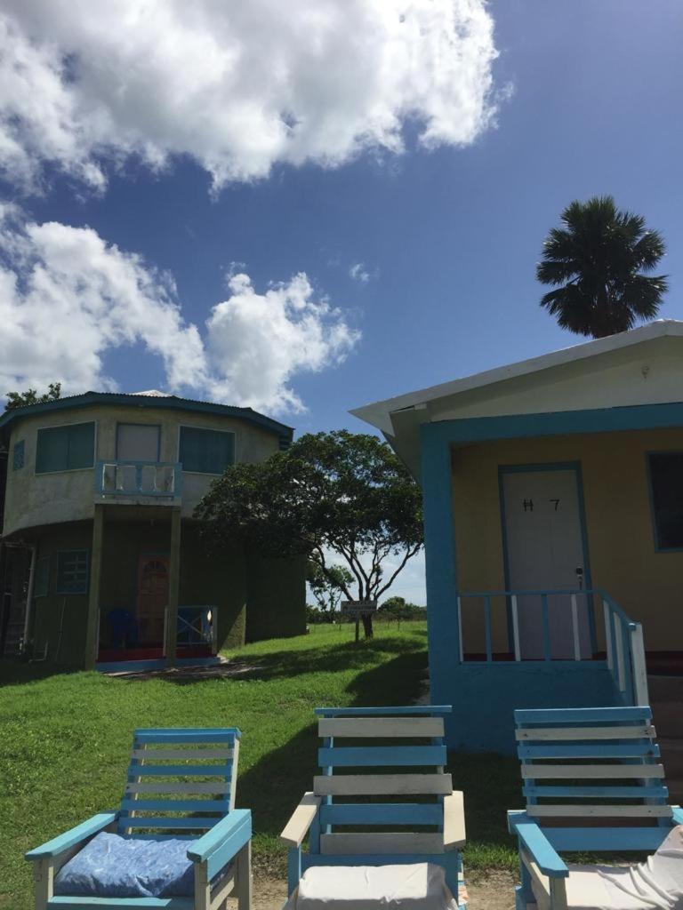 Waikiki Guest House Treasure Beach Exterior photo